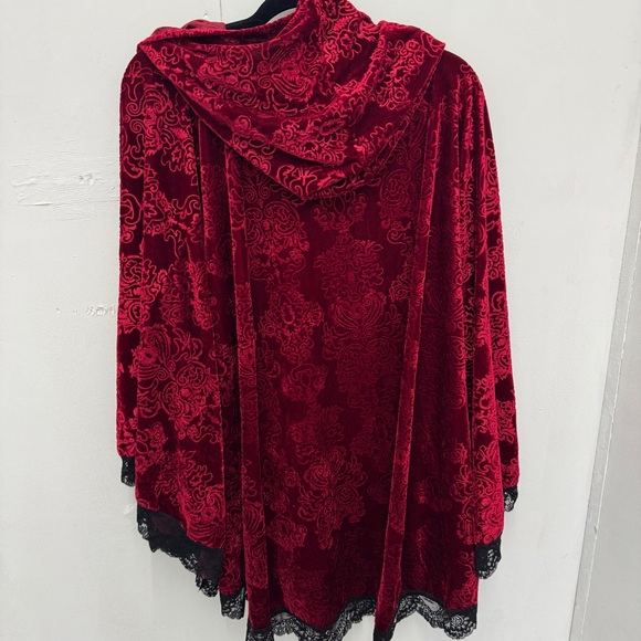 Spirit Halloween red velvet burnout cape hood black lace OS 1X vamp cosplay goth - Picture 3 of 11
